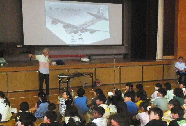 「教え子の顔を忘れることはできない」桑名空襲体験記を朗読　地元の小学校で出前授業