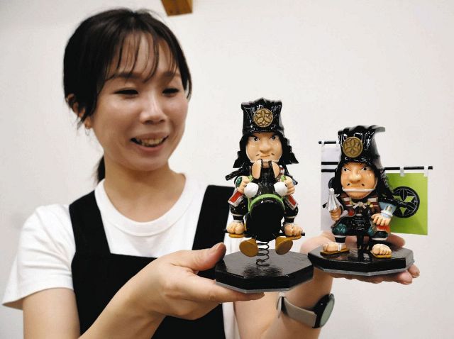 竹中半兵衛へのリスペクトを形に　愛知のファンが木製人形制作、垂井町のそば店で販売