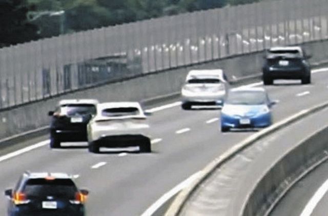 【動画】青い車が逆走しながらパッシング？　新名神高速を10キロ近く逆走か