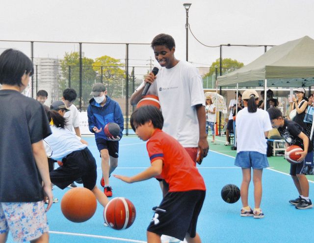 失敗してもいいからチャレンジしよう　バスケ・馬瓜選手が名古屋で小中学生に教室