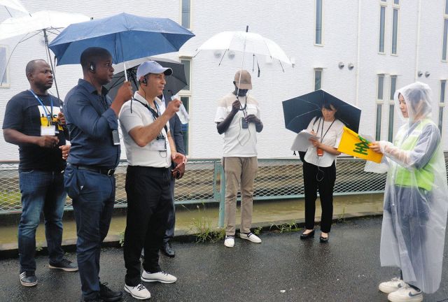 来日警察官が下校を見守り安全を学ぶ　朝日大のボランティア団体から