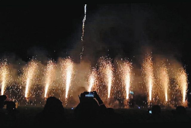 迫力感じる花火が夜空を彩る　みのわ祭りにぎわう