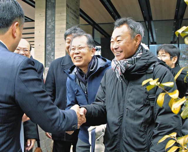 手を組む「与党」同士、名指しで批判はしないけれど…　自民と維新が火花散らす滋賀１区の現場から