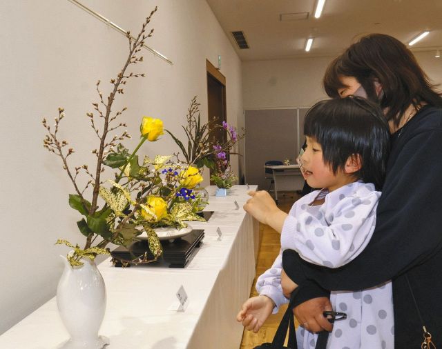 色彩鮮やか春の花々　飯田で飯伊の小原流会員42人が作品展