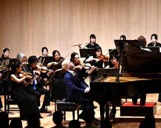 田村響さんら完成祝う　名古屋・明和高の音楽ホール