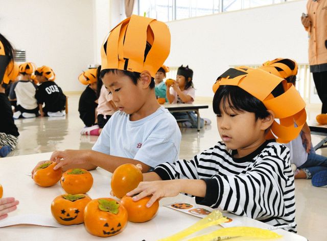 「ハロウィン柿」つくったよ　瑞穂・牛牧第2保育所の子どもたち、震災で被災した岩手のこども園に贈る
