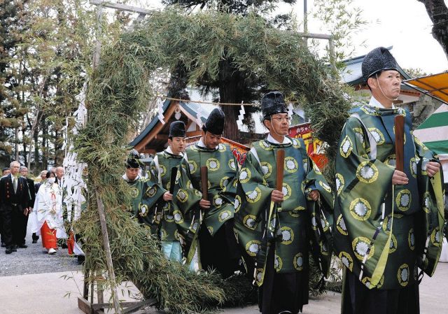 茅の輪くぐって心身清め新たな年に　長野県安曇野市で大祓式