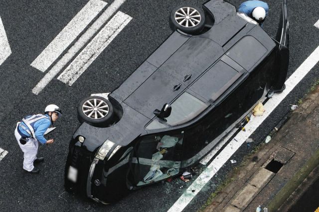 中央自動車道下り線で乗用車横転、8人搬送1人死亡　恵那IC―瑞浪IC間で通行止め