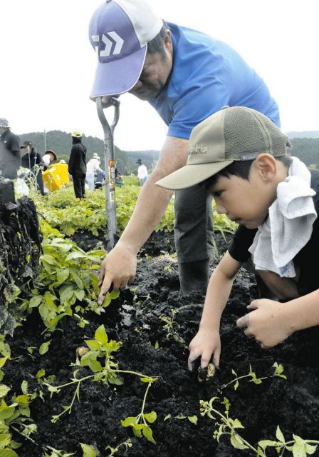 家族で野菜狩り楽しく　ジョイセブン、30周年記念で子ども食堂へ寄付
