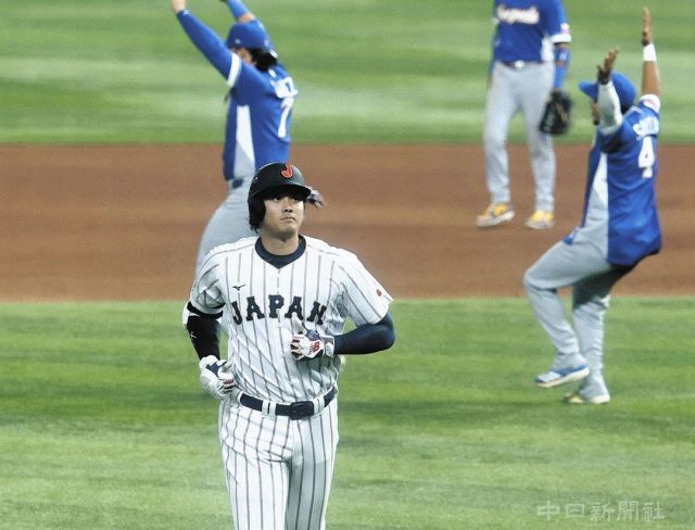 父はラジオ、私はネトフリ… WBCが教えてくれた「世界」との距離〈コラム「エンタ目」・伊與田英徳プロデューサー〉