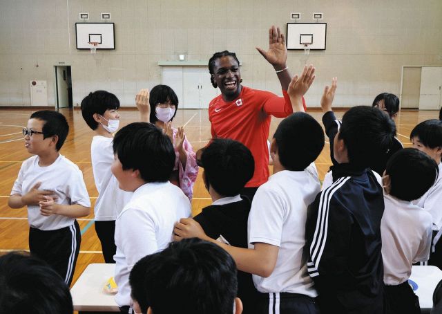 カナダ代表、がんばってね！　多治見・笠原小児童、パラ陸上選手と交流