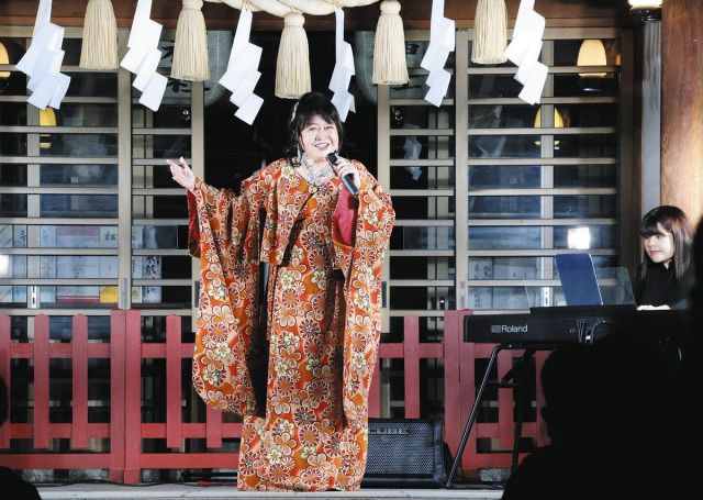 月にちなむ楽曲を伸びやかに　多治見市・新羅神社で長江希代子さんがお月見コンサート