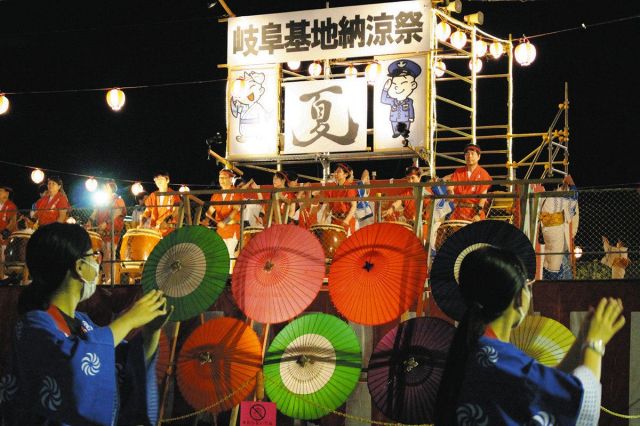 やぐら、岐阜和傘で鮮やかに　空自岐阜基地で納涼祭