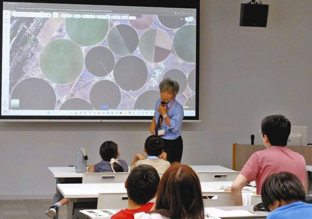 街の地理、宇宙から見よう　県総合博物館の館長を講師に親子ら参加