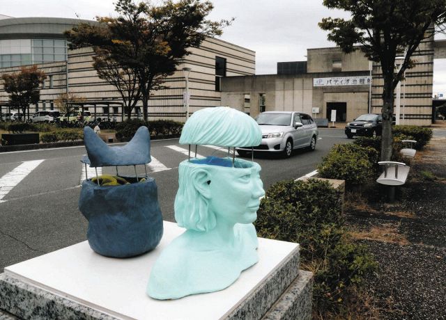 「頭の中をのぞけたら」ユニークな発想アートに　知立で大学院生ら野外彫刻展