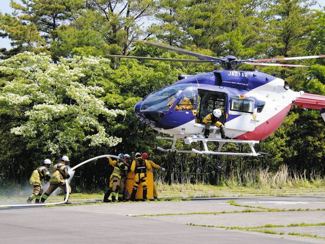 力合わせ消火訓練　恵那市消防本部、山火事発生を受け防災ヘリなどの連携確認