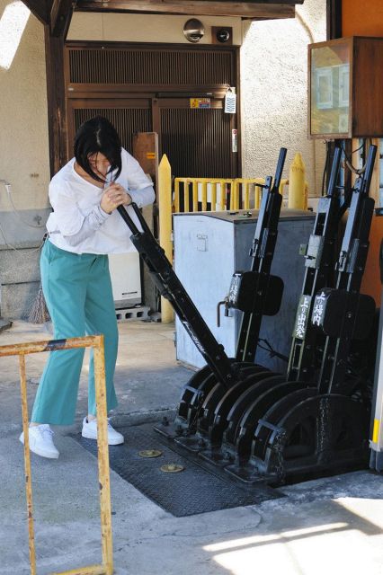 操作体験で駅員気分　恵那・明知鉄道岩村駅の「腕木式信号機」
