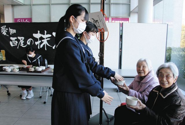 西尾の抹茶を中学生が呈茶　市役所来庁者に300杯