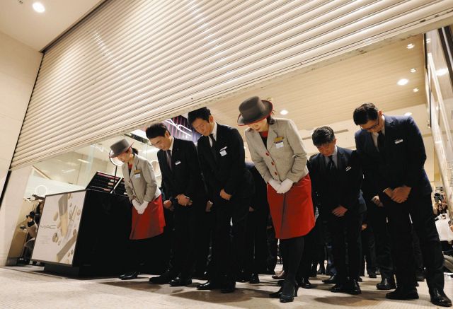 名古屋駅前の名鉄百貨店と近鉄パッセが閉店　あふれた人波と「ありがとう」の声