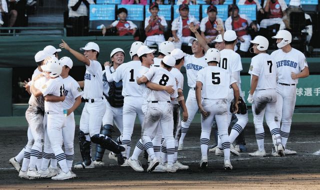 夏の甲子園、県岐阜商が4強入り　春の王者・横浜に延長サヨナラ勝ち