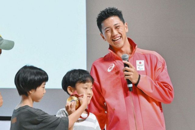車いすテニス金メダル小田凱人選手に質問「優勝後に車輪を外したのは何でですか」回答は…