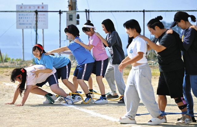 【写真特集】篠島中アルバム　（11）篠リンピック　「ラスト」の体育祭に卒業生も父母も汗流す　