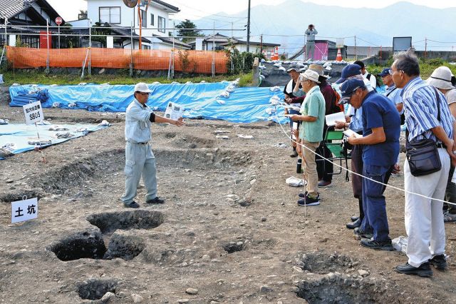 土地の歴史感じて　県埋蔵文化財センター、松本の真光寺遺跡で現地説明会