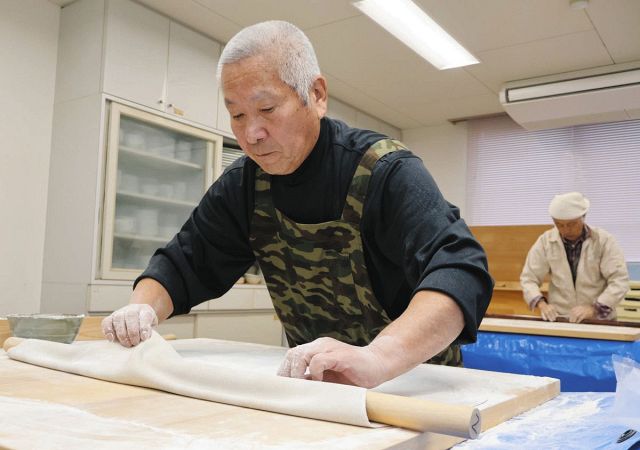 これがなきゃ年越せません　岐阜県瑞浪市で恒例のそば打ち、参拝客に振る舞う