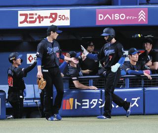 中日】涌井秀章、竜のユニホーム初披露「ユニ似合う？」山本＆福島