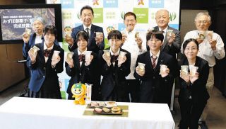 柿など地元特産品で瑞穂市名物を　城南高校生と御菓子所吉野屋が焼き菓子などを考案