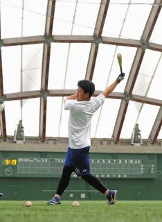 中日育成・山浅龍之介、フェニックスL無休トレ！ 石森マネジャー、前田コーチらに投げてもらい400球打ち込み「結果を出して恩返しできたら」