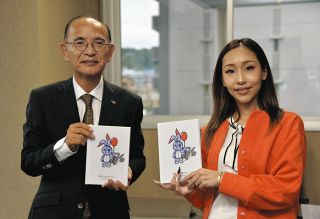 勇気を出せば光見えるよ　多治見・原さんが絵本でメッセージ、13小学校に寄贈