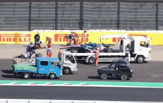 【F1】日本GP初クラッシュはアルピーヌのドゥーハン　1コーナーでスピンアウトも無線で「大丈夫」今大会初の赤旗中断に