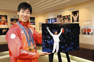 ãƒ‘ãƒªäº”è¼ªãƒ•ã‚§ãƒ³ã‚·ãƒ³ã‚°ç”·å­ã‚¨ãƒšé‡‘ã®åŠ ç´è™¹è¼ãŒã€Œä¸­éƒ¨å ±é“å±•ã€ãƒ†ãƒ¼ãƒ—ã‚«ãƒƒãƒˆ ã€Œã‚ã¨10å¹´ä»¥ä¸Šç«¶æŠ€ã‚’â€¦ãŸãã•ã‚“æ’®ã£ã¦ã„ãŸã ã‘ã‚Œã°ã€