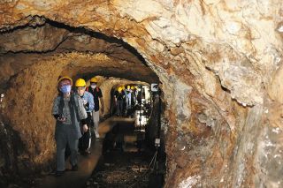 戦争遺跡「岩脇蒸気機関車避難壕」びわ湖鉄道歴史研究会が見学　「悲惨さを改めて感じた」