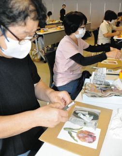 新聞ちぎり絵に夢中　中津川の中日専売店が教室を主催