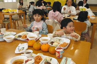 一足早く食卓にクリスマス　東郷町の子ども食堂で60人が楽しむ