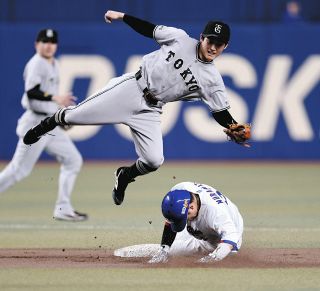 中日・上林誠知、ピンク！！ リストバンド・マスコットバット