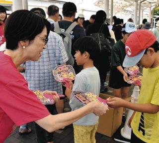 うながっぱうちわゲットで左うちわ!?　JR多治見駅南の駅前広場、300枚を10分で配布