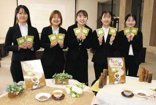 東海学院大生が「花香るほうじ茶」開発　白川町長らに完成を報告
