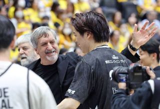 佐藤卓磨（右）を迎えるショーン・デニス監督
