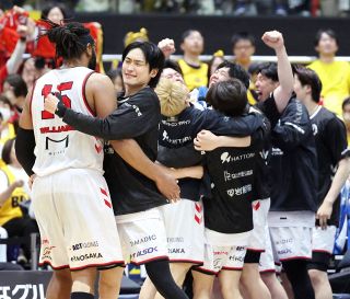 ＣＳ準決勝進出を決め喜ぶ中東泰斗（左から２人目）ら選手たち