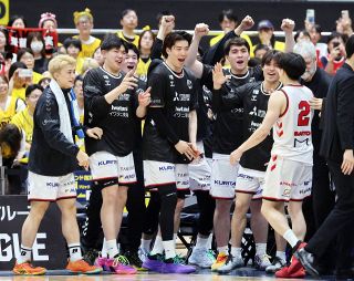 第４Ｑ終了間際に斎藤拓実を迎える選手たち