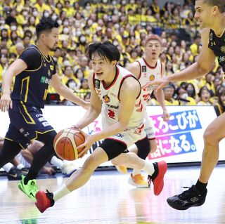 攻め込む斎藤拓実