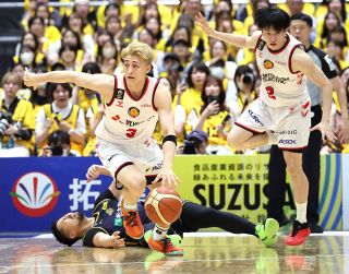 第２Ｑ、　スチールからの速攻でカイル・リチャードソンの得点につなげた加藤嵩都（左）。右は斎藤拓実