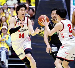 第２Ｑ、ディフェンスリバウンドをとりパスを出す佐藤卓磨（左）