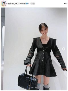◇長谷川京子、ミニスカから美脚のぞく【写真】：中日スポーツ