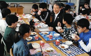 尾張旭が市制55周年　地元食材使用のお祝い献立に市長も舌鼓