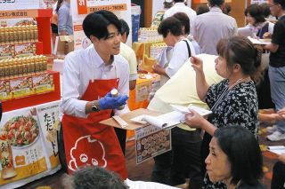 秋のイチオシ300人が試食「これ買うわ」　三重のスーパー「ぎゅーとら」が新商品発表会