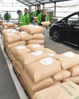 とれたてを味わって　津で新米玄米引渡会